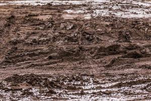 smutsig lera väg bakgrund på vinter- med selektiv fokus och fläck foto