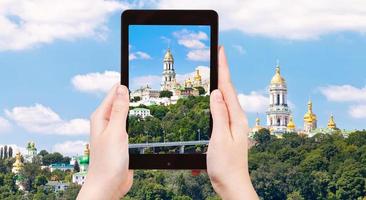 turist tar Foto av kiev pechersk lavra