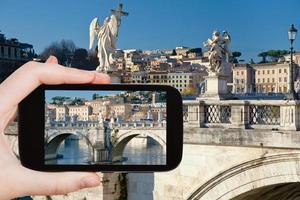 turist tar Foto av ängel statyer i rom