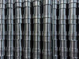 skinande stål produktion stack full ram bakgrund med cnc bearbetad rör foto