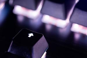 en närbild se av svart mekanisk pc tangentbord med vit bakgrundsbelysning foto