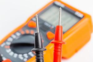 närbild se av digital elektrisk multimeter sond tips med selektiv fokus foto