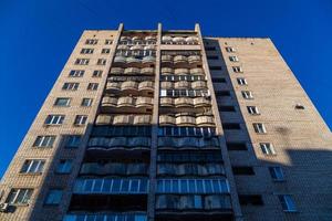 typisk mellanryska silikat tegel hög stiga villa bostads- byggnad foto