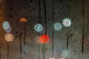 ett abstrakt bakgrund av natt våt fönster glas med fläckar foto