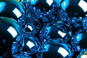 full ram bakgrund av blå spegel bollar närbild med selektiv fokus foto
