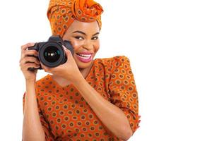 afrikansk flicka som innehar en digital kamera