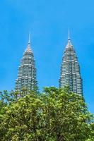 kuala lumpur, malaysia, februari 21, 2020. petronas tvilling torn mot blå himmel. foto