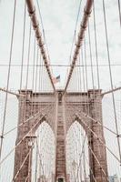 amerikanska flaggan på brooklyn bridge foto