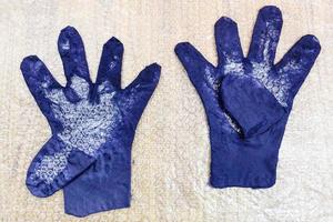 våt handskar med formad finger och skärande mönster foto