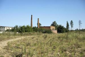 rör växt. tegel fabrik i landsbygden. industriell zon utanför stad. foto