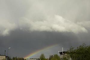 regnbåge i himmel. regnbåge över industriell område. foto