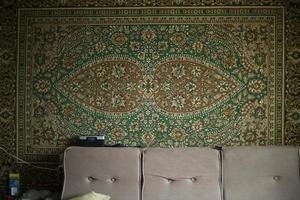 matta på vägg. tyg mönster. gammal interiör av bostad. foto