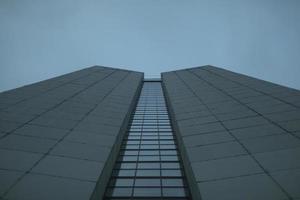 fönster i höghus byggnad. detaljer av modern arkitektur. grå byggnad och grå himmel. foto