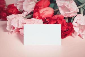 blommor och papper kort mockup, rosa tulpaner med plats för text foto