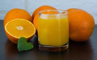 orange juice på trä- bakgrund foto