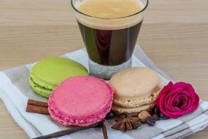 macaroons utsökt på trä- bakgrund foto