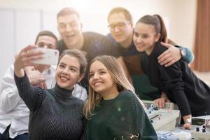 ung Lycklig studenter håller på med selfie bild foto