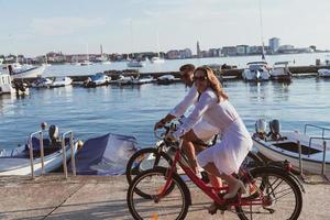 senior par njuter en skön morgon- tillsammans ridning en cykel förbi de hav. selektiv fokus foto