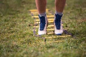 amerikan fotboll spelare övningar på stege övningar foto
