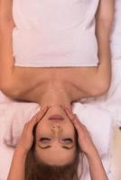 kvinna tar emot en huvud massage foto