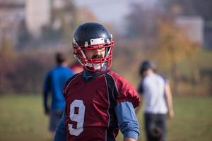 porträtt av en ung amerikan fotboll spelare foto