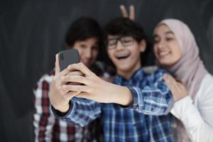 grupp av arab tonåren tar selfie Foto på smart telefon