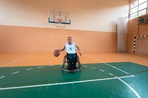 en Foto av en krig veteran- spelar basketboll i en modern sporter arena. de begrepp av sport för människor med funktionshinder