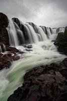 majestätiskt vattenfall på Island