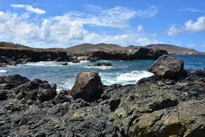 naturskön se av lava sten formationer i aruba foto