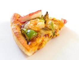 pizza med skaldjur isolerat på vit foto