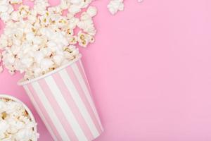 popcorn hink på rosa bakgrund foto