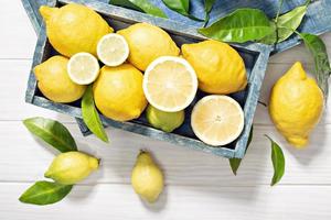 färska citroner i en trälåda