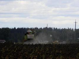 kyiv oblast, ukraina - oktober 02, 2022 kombinera tröskor klipper och skördar foto