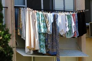 tvättades kläder och Linné torkar på de balkong. foto