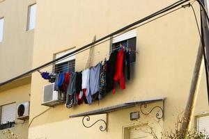tvättades kläder och Linné torkar på de balkong. foto