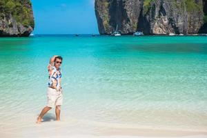 glad turist man på maya bay beach på phi phi island, krabi, thailand. landmärke, destination sydostasien resor, semester och semester koncept foto