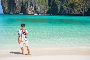 glad turist man på maya bay beach på phi phi island, krabi, thailand. landmärke, destination sydostasien resor, semester och semester koncept foto