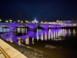 en se av de flod thames i London på natt foto