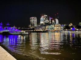 en se av de flod thames i London på natt foto