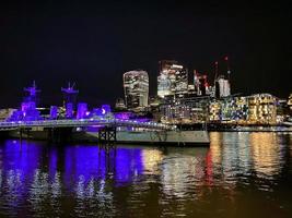 en se av de flod thames i London på natt foto