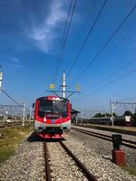 surakarta - Indonesien, augusti 2022. elektrisk tåg med röd och vit flaggor på de tillfälle av Indonesiens oberoende dag foto