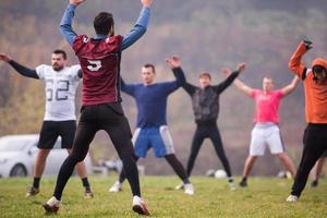 amerikan fotboll spelare stretching och uppvärmningen upp foto