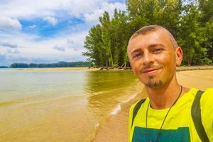 naiyang strand bukt panorama med turkos klar vatten phuket thailand. foto