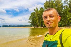 naiyang strand bukt panorama med turkos klar vatten phuket thailand. foto