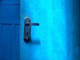 blå gammal trä- dörr med järn hantering foto