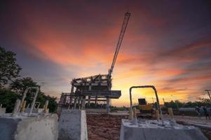 konstruktion webbplats av vatten tillförsel lagring torn med torn kran konstruktion av vatten lagring byggnader en skön himmel se av de byggnader konstruktion. landskap med modern stad foto