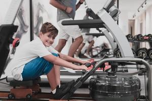 far och son tåg tillsammans på Hem Gym. de begrepp av friska liv. selektiv fokus foto