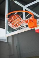 korg boll i basketboll korg foto