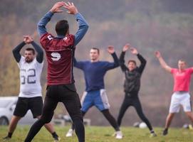 amerikan fotboll spelare stretching och uppvärmningen upp foto