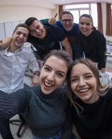 ung Lycklig studenter håller på med selfie bild foto